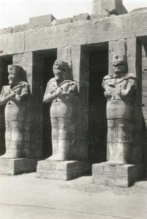 Karnak. Amontempel. Tempel Ramses III. im Großen Hof. Osirispfeiler (1550ante/1070ante) (HAPAG-Mittelmeerfahrt der Oceana Leonhardt 1929)