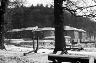 Freiburg: Neubau Jugendherberge im Schnee, aus Wald von Westen