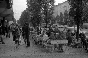 München, Schwabing: Café-Terrasse in der Leopoldstraße