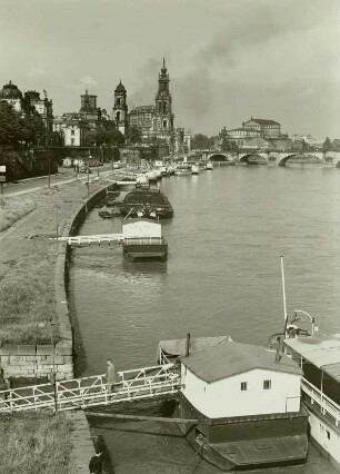 Dresden, Blick von der Carolabrücke elbabwärts auf Terrassenufer, Dampferanlegestelle und Altstadt : Terrassenufer