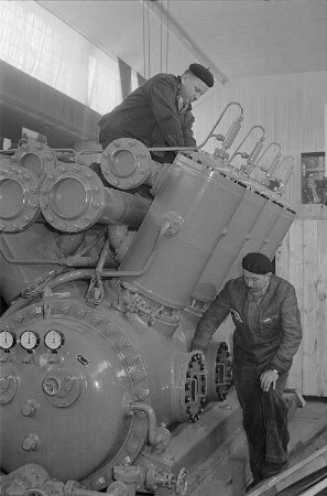 Vorbereitungen zur Frühjahrsmesse 1956, rumänischer Arbeiter beim Montieren einer technischen Anlage