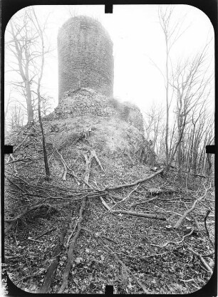 Herrmannsacker. Ruine der Ebersburg (um 1181). Bergfried