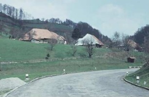 Präg? Fahrstraße und Wohnhäuser