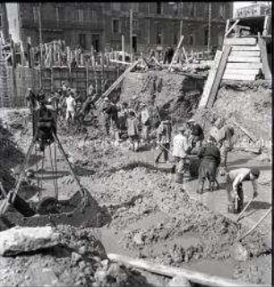 Bauarbeiter in einer trockengelegten Baugrube an der französischen Atlantikküste zum Ausbau der deutschen U-Bootstützpunkte