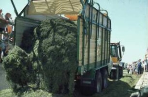 Fotografie: Futtererntetechnik, Ladewagen, Grassilage, Fahrsilo, Be- und Entladen