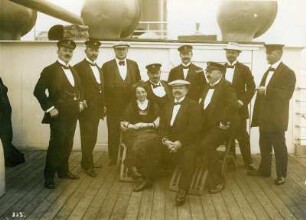 Gruppenbildnis mit einer Dame an Deck des Passagierdampfers Victoria Luise : Bordaufnahmen. Gruppenbildnis mit einer Dame an Deck des Passagierdampfers Victoria Luise