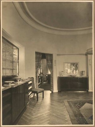 Wohnung Dr. Ostwald mit Praxisräumen. Inneneinrichtung: Speisezimmer mit Blick in Arbeitszimmer