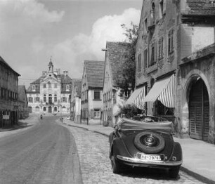 Ellingen (Kreis Weißenburg-Gunzenhausen). Weißenburger Straße mit parkendem Automobil