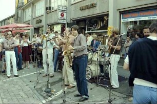 Freiburg i. Br.: Dixielandband beim Straßenfest in der unteren Bertoldstraße