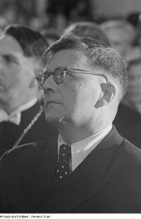 Portrait Dmitri Dmitrijewitsch Schostakowitchs im Publikum der Bachfeier