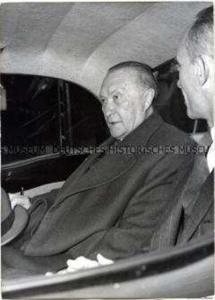 Bundeskanzler Adenauer auf der Fahrt zu einem Treffen mit Charles de Gaulles in Marly-le-Roi