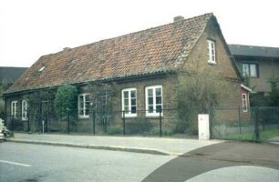 Schulstraße 3a: traufständige Backsteinkate: Straßenfront mit Eingangstür: Giebelseite