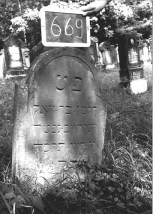 Grabstein 669 (Index: 99895209) Material: Sandstein Zustand: gut Maße HxBxT: 74x48x8 cm Beschreibung: Stele mit eingezogenem Rundbogenabschluss: Grabstein 669