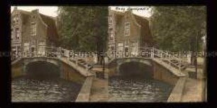 Wohnhäuser am Kanal mit Brücke, Den Haag