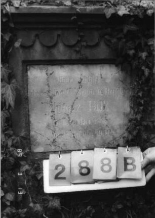 Grabstein 288 (Index: 100093295) Maße HxBxT: 93x51x43 cm Symbolik: Fries: Grabstein 288B