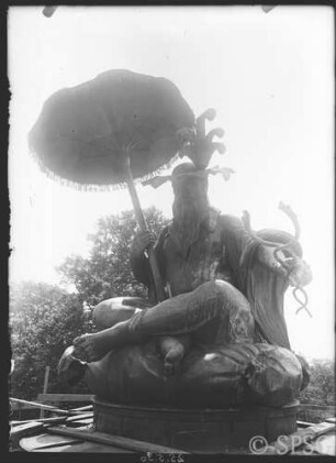 Potsdam, Chinesisches Teehaus, Dachchinese, Blick frontal auf die Figur.