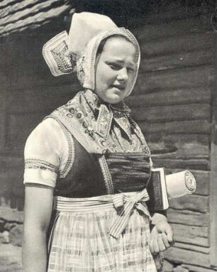 Festtagstracht in Schleife : Kleidung - Schleifer Tracht. Ort: Slepo / Schleife. Festtagstracht in Schleife (Kirchgangstracht). Postkarte (Verlag Nowa Doba Bautzen)