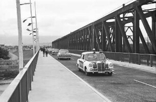 Neuenburg-Chalampé: Einweihung der Brücke Neuenburg-Chalampé; Autos auf der neuen Brücke
