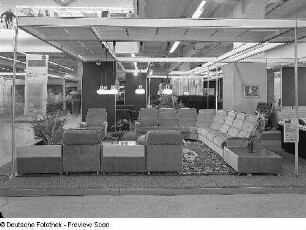 Sitzgruppe Polo : Ausstellungskoje des VEB Polstermöbelkombinat Oelsa-Rabenau mit Sitzgruppe "Polo" (1980; VEB Polstermöbel "Variant" Dresden)