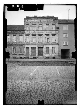 Potsdam, Wilhelm-Pieck-Straße (Charlottenstraße) 56. Wohnhaus. Straßenfront