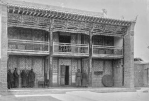 Gebäude im chinesischen Baustil : Ein Gebäude im chinesischen Baustil, möglicherweise ein Teil einer Tempelanlage im Tian Shan Hochgebirge