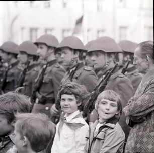 Vereidgungsparade 1977. Portrait von zwei Mädchen