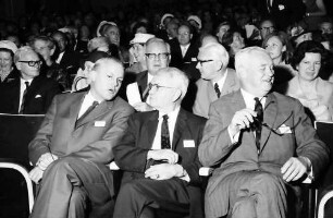 17. Tagung 1967 Chemiker; Eröffnungsfeier: G. Stoltenberg, Harold C. Urey, Lord Alexander Todd of Trumpington, dahinter Frau Forßmann, Werner Forßmann, Adolf Butenandt, Frau Butenandt