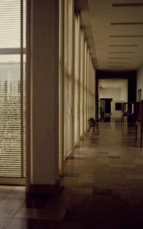Museum Folkwang, Essen: Innenbereich mit Vitrinen