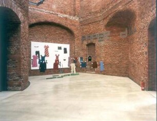 Paperdoll : Guske, Antje: Paperdoll. Acryl, Hartfaser. 2004. Dresden: Hochschule für Bildende Künste Dresden, Ausstellung Diplom 2004 vom 17.7.-29.8.2004. Raumaufnahme