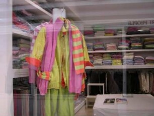 Insel Capri - Schaufenster einer Boutique : Schaufenster einer Boutique. Aufgenommen auf der italienischen Mittelmeerinsel Capri am 22. Juli 2004
