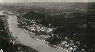 Sächsische Schweiz. Elbtal mit Bahnhof Krippen, Bad Schandau und Elbbrücke gegen Tahmannsdorfer Ebenheit. Luftbild-Schrägaufnahme von Südost