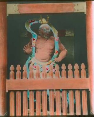 Nikko. Tōshō-gū (1617 begonnen). Nio-Statue des Gottheiten-Paares im ersten Eingangstor Omote Mon (Nioh mon; 1636)