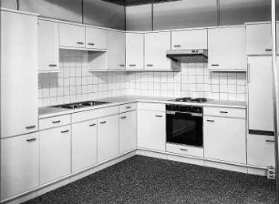 Anbauküche : Leipzig. Leipziger Herbstmesse (Vormesse), 1986. Anbauküche. Holz, weiß beschichtet (1986; VEB Möbelkombinat Berlin (MKB))