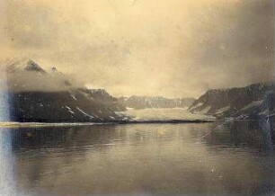 Spitzbergen. Crossbay. Blick über die Bucht und den Gletscher zu einer Bergkette