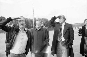 am Rhein: Betrachtende Gruppe