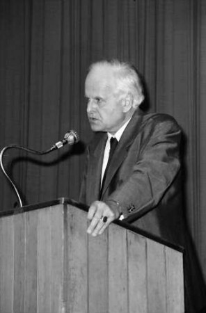Freiburg: Kolpingsaal; Prof. Dr. Carl Friedrich von Weizsäcker am Rednerpult