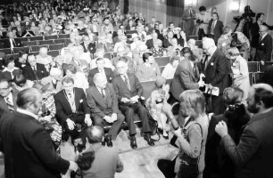 1978 Medizin 26. Juni bis 30. Juni; Vor der Eröffnung: 1. Reihe: H. Keßler, Frau Steurer, Oberbürgermeister Steurer, A. Goppel, Graf Lennart Bernadotte, Gräfin Sonja Bernadotte, E. Stahl begrüßt Werner Forßmann, Frau Forßmann