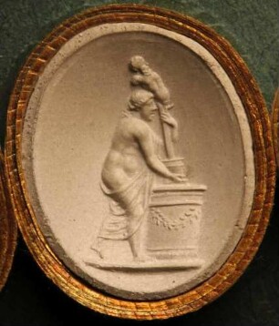 Ein Frau errichtet eine Priapusherme auf einem gekrönten Altar (Daktyliothek, Supplement)