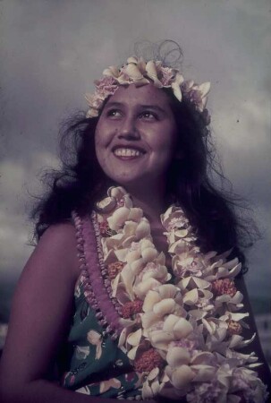 Reisefotos Südsee. Mädchen mit Blumenschmuck in der Art von Hulamädchen