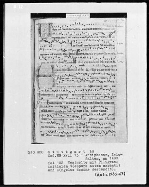 Antiphonarium — Initiale V (espere autem sabbati) und Initiale A (ngelus domine decendit), Folio 102 recto