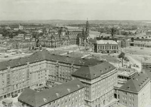 Dresden. Blick vom Rathausturm nach Norden über die Baublöcke an der Ernst-Thälmann-Straße (Wilsdruffer Straße) zu Schloss und Neumarkt
