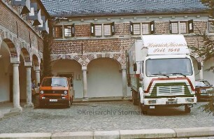 Ausstellung: Fächer Stormarner Künste: Schloss Reinbek: Ausstellungsabbau