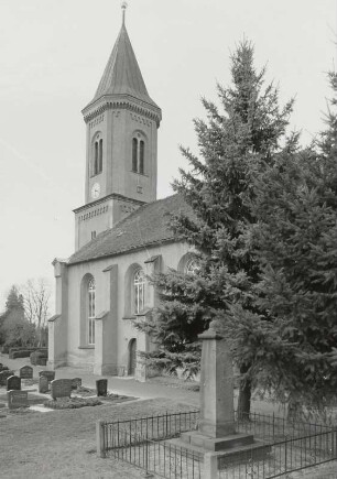 Milkel (Kreis Bautzen), Dorfkirche (1857), Ansicht von Südost mit Kriegerdenkmal