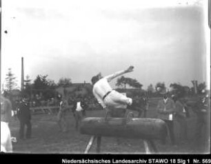 Turnfest der Turnvereine in Wolfenbüttel Enthält: Turner am Bock, Zuschauer