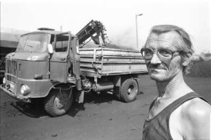 Kohlefahrer mit IFA W50 : Grimma. Portrait eines Kohlefahrers mit seinem Arbeitsfahrzeug im Hintergrund, einem IFA W50