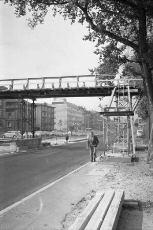 Bau einer provisorischen Fußgängerbrücke über die Kriegsstraße in Höhe der Ritterstraße
