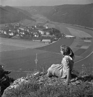 Kloster Beuron von Nordosten mit lieblicher Repoussoir-Figur — Negativ