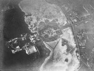 Schloß Moritzburg und Dorf Eisenberg in Sachsen : (die Teiche sind gefroren)