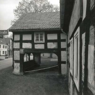 Schönwalde (Kreis Dahme-Spreewald), Hauptstraße 48. Ehemalige Gaststätte "Dorfkrug" (1701/1800). Seitenansicht der Vorlaube mit Tordurchfahrt