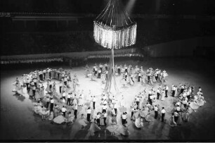 Deutschlandhalle: Tanz um den Maibaum